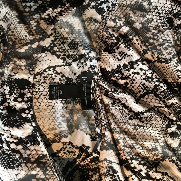 INC INTERNATIONAL CONCEPTS snake print top in size 0X. Grey and black. - Picture 5 of 5